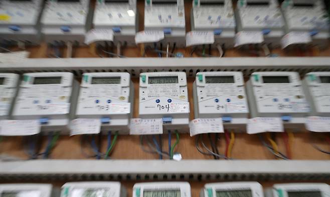 추경호 부총리 겸 기획재정부 장관이 26일 "차일피일 미룰 수 없어 조만간 적정 수준의 전기요금 인상안을 발표할 예정"이라고 밝혔다. 추 부총리는 이날 KBS1 '일요진단 라이브'에 출연해 "결론은 전기요금을 좀 인상해야 한다"면서 "올려도 왜 한국전력이 적자가 됐는지는 국민이 이해할 만한 자구노력, 자성이 필요하다"고 덧붙였다. 사진은 26일 서울의 한 다세대주택 전기 계량기 모습. 뉴스1