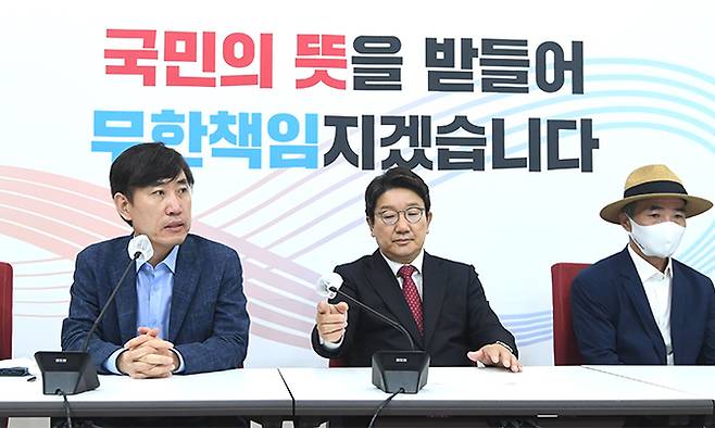 지난 24일 국회에서 열린 국민의힘 해수부 공무원 피격사건 진상조사 TF 유족 초청 간담회에서 TF 위원장인 하태경 의원이 발언하고 있다. 연합뉴스