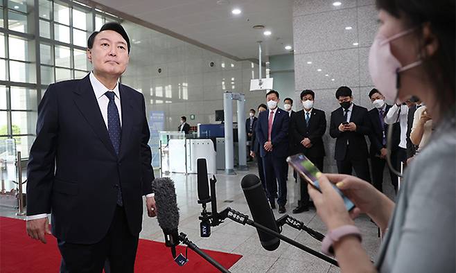 윤석열 대통령이 지난 21일 서울 용산 대통령실 청사로 출근하며 기자들과 질의응답을 하고 있다. 연합뉴스