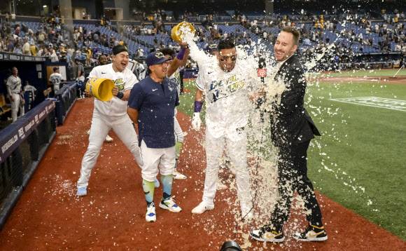 역전은 즐거워 - 미국 플로리다주 세인트피터즈버그 트로피카나 필드에서 열린 2022 미국프로야구 메이저리그(MLB) 피츠버그 파이리츠와 홈 경기에서 템파베이 레이스 선수들이 역전승을 거둔 뒤 기뻐하고 있다. 플로리다 AP 연합뉴스