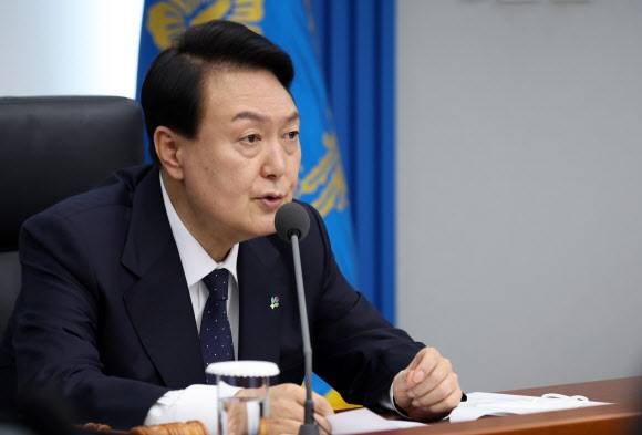 국무회의서 발언하는 윤석열 대통령 - 윤석열 대통령이 21일 서울 용산 대통령실 청사에서 열린 국무회의에서  발언하고 있다. 2022.6.21. 연합뉴스