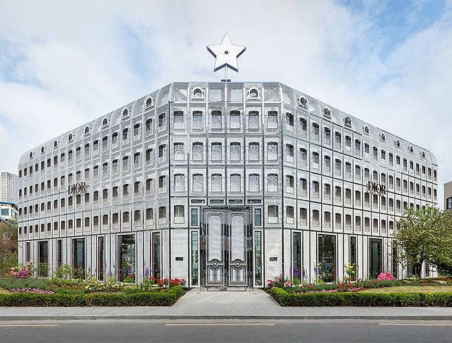 서울 성동구 성수동 중심부에 들어 선 디올 하우스의 콘셉트 스토어. 한시적으로 운영되는 이곳은 디올 부티크의 카페 디올 부터 디올의 다양한 제품 라인을 만나 볼 수 있다. 디올 홈페이지 캡처
