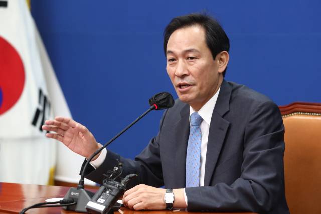 우상호 더불어민주당 비상대책위원장이 26일 국회에서 열린 기자간담회에서 발언하고 있다./성형주 기자