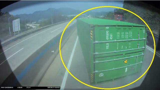 고속도로에 주행 중에 떨어진 컨테이너. 온라인 커뮤니티 캡처