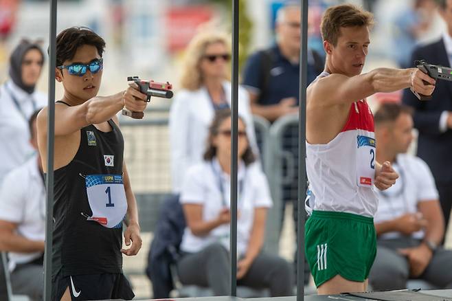 ▲ UIPM 근대5종 월드컵 파이널 남자부 결승에서 레이저 런을 하고 있는 전웅태(왼쪽) ⓒUIPM 홈페이지 캡처