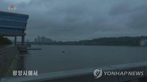 평양에 어제 강풍 동반한 폭우…불어난 강물  (서울=연합뉴스) 북한 기상수문국 실장 독고혁철은 26일 조선중앙TV에 출연해 전날 평양에 쏟아진 폭우로 인한 피해 상황을 설명하고 철저한 대비를 주문했다. 중앙TV가 공개한 사진을 보면 평양 시내 강변에 물이 가득 불어나 있다. [조선중앙TV 화면] 2022.6.26 
    [국내에서만 사용가능. 재배포 금지. For Use Only in the Republic of Korea. No Redistribution]
   nkphoto@yna.co.kr