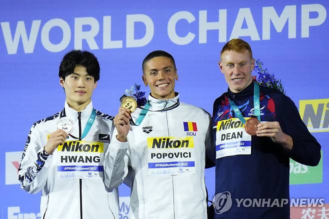 남자 자유형 200ｍ에서 은메달을 딴 황선우(왼쪽). [AP=연합뉴스]]