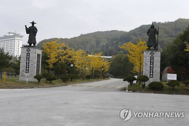 학교 정문 앞 동상 [연합뉴스 자료사진]