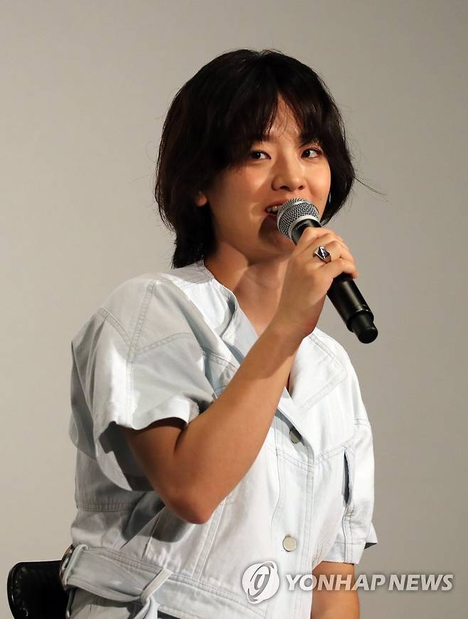 브로커 이 형사 역 이주영 (도쿄=연합뉴스) 이세원 특파원 = 영화 '브로커' 일본 개봉 사흘째인 26일 오후 도쿄의 한 영화관에서 열린 무대 인사 행사에서 이 영화에 '이 형사' 역할로 출연한 이주영이 발언하고 있다. 2022.6.26 sewonlee@yna.co.kr