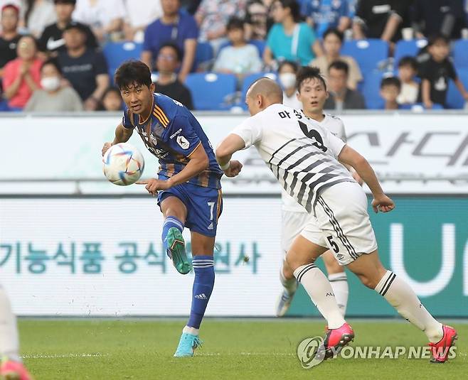 크로스하는 윤일록 (울산=연합뉴스) 김용태 기자 = 26일 울산 문수축구경기장에서 열린 프로축구 하나원큐 K리그1 울산 현대와 성남FC의 경기에서 울산 윤일록이 크로스하고 있다. 2022.6.26 yongtae@yna.co.kr