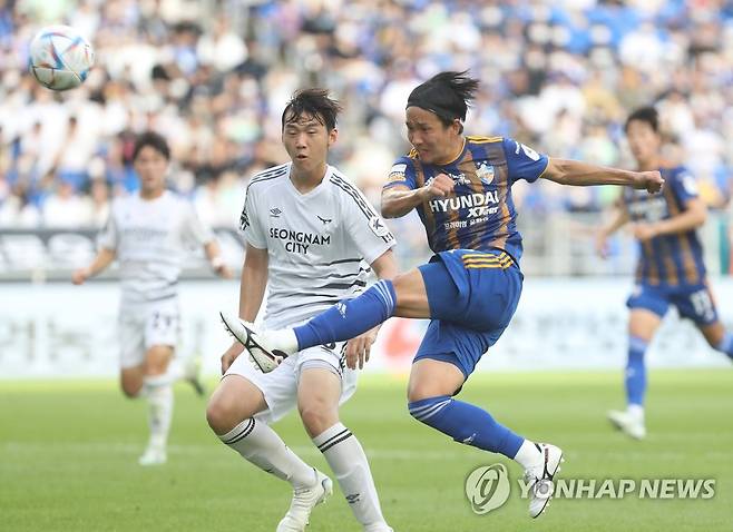 아마노 '슛' (울산=연합뉴스) 김용태 기자 = 26일 울산 문수축구경기장에서 열린 프로축구 하나원큐 K리그1 울산 현대와 성남FC의 경기에서 울산 아마노가 슛하고 있다. 2022.6.26 yongtae@yna.co.kr