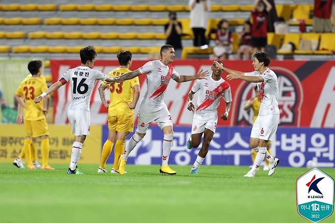 티아고의 골 축하하는 경남 선수들 [한국프로축구연맹 제공. 재판매 및 DB 금지]