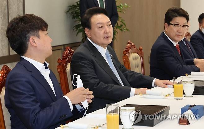 국민의힘 지도부 만난 윤석열 대통령 (서울=연합뉴스) 서명곤 기자 = 윤석열 대통령이 지난 10일 오후 용산 대통령실 청사 대접견실에서 열린 국민의힘 지도부 초청 오찬 간담회에서 대화하고 있다. 왼쪽부터 이준석 대표, 윤 대통령, 권성동 원내대표.  2022.6.10 seephoto@yna.co.kr