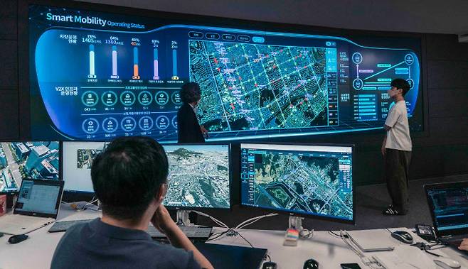 SKT가 서울시 C-ITS 실증사업의 연장선상으로 진행된 상암지역 자율주행차 시범운행지구 확대 구축을 성공적으로 마무리 했다고 27일 밝혔다. ‘서울 미래 모빌리티 센터’ 관제실에서 디지털 트윈으로 구현된 상암 자율주행 시범운영지구의 관제를 진행하고 있는 모습.