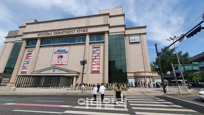 지난 1일 압구정 현대백화점 본점의 프랑스 럭셔리 브랜드 샤넬 매장 대기 줄이 길게 늘어 서있다. (사진=백주아 기자)