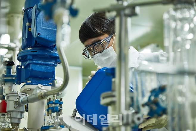 HK이노엔 연구원이 경기도 이천에 소재한 연구소에서 실험을 진행하고 있다. (제공=HK이노엔)