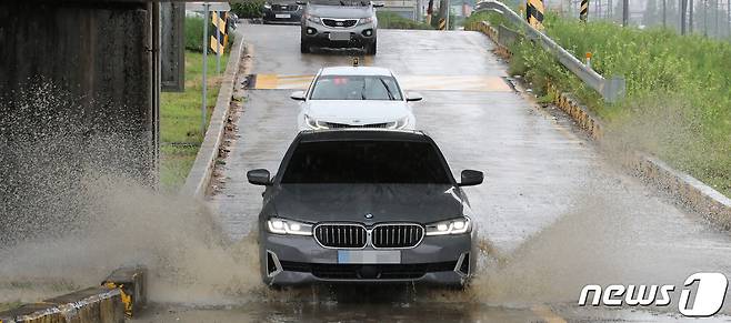 내린 비로 대전 중구 증촌동 천변도로에서 지나는 차량이 물보라를 일으키며 지나고 있다.  © News1 김기태 기자