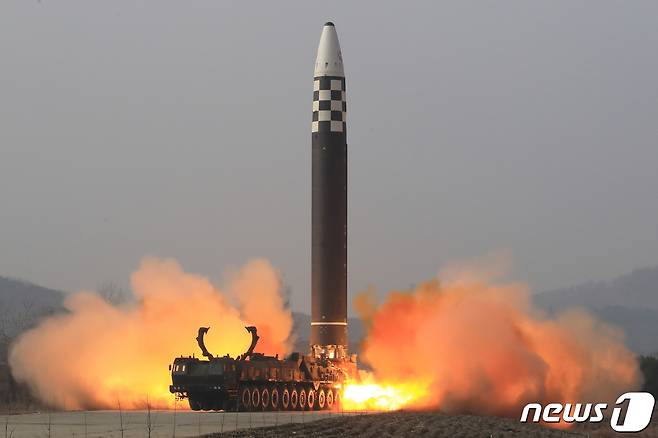 (평양 노동신문=뉴스1) = 북한 대륙간탄도미사일(ICBM) '화성-17'형. [국내에서만 사용가능. 재배포 금지. DB 금지. For Use Only in the Republic of Korea. Redistribution Prohibited] rodongphoto@news1.kr