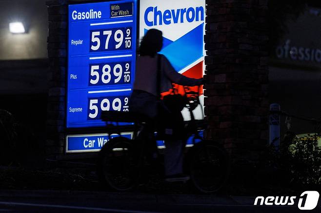 지난 9일 미국 캘리포니아의 한 주유소의 가격판. 휘발유 가격이 갤런당 5달러를 크게 상회하고 있다. © 로이터=뉴스1 © News1 박형기 기자