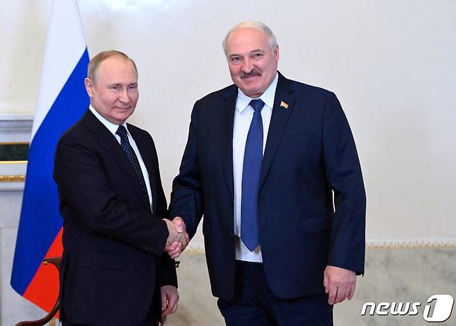 블라디미르 푸틴 러시아 대통령이 25일(현지시간) 러시아 상트페테르부르크에서 알렉산드르 루카셴코 벨라루스 대통령과 만나 악수하고 있다. 2022.06.25/뉴스1 © 로이터=뉴스1 © News1 김민수 기자