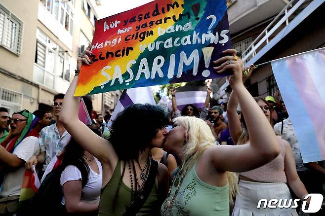 26일(현지시간) 터키 이스탄불에서 열린 '이스탄불 프라이드(Istanbul Pride)' 행진에서 참가자들이 플래카드를 들고 있다. © AFP=뉴스1 © News1 김예슬 기자