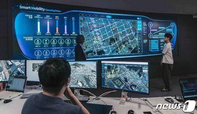 27일 SK텔레콤은 차세대 지능형 교통 시스템(C-ITS) 실증사업 일환으로 진행된 서울시 상암 일대 자율주행차 시범운행지구를 성공적으로 확대 구축했다고 밝혔다.(SKT 제공) © 뉴스1