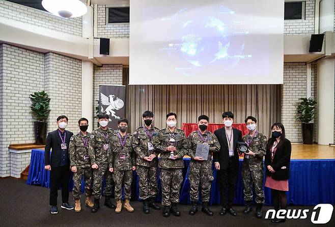 한국군 대표팀이 지난 19일 네덜란드 헤이그에서 열린 국제 사이버 공격 및 방어훈련 'CYBERNET 2021'에서 준우승을 수상한 후 기념촬영을 하고 있다. (국방부 제공) 2021.11.21/뉴스1