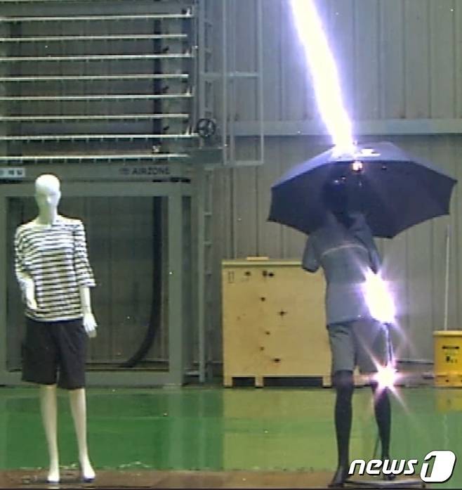 KERI실험에서 높고 뾰족한 우산을 든 마네킹에게 낙뢰가 떨어졌다(KERI 제공)© 뉴스1