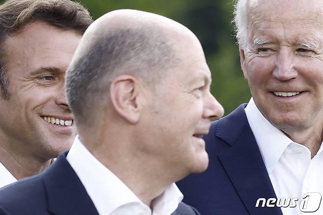 조 바이든 미국 대통령과 에마뉘엘 마크롱 프랑스 대통령, 올라프 숄츠 독일 총리가 26일(현지시간) 독일 바이에른 알프스 엘마우성에서 열린 G7 정상회의 실무회의를 마치고 단체 사진을 찍으며 얘기를 하고 있다. © AFP=뉴스1 © News1 우동명 기자