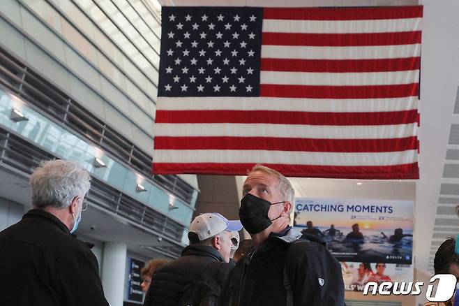 미국에서 실내 마스크 착용 의무가 해제된 직후인 지난 19일 보스턴 로건 국제공항의 모습. 자발적으로 마스크를 쓴 승객들이 보인다. 2022. 4. 19. © 로이터=뉴스1 © News1 최서윤 기자