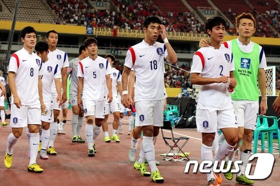 9일 오후 중국 후베이성 우한 스포츠센터에서 열린 2015 동아시아축구연맹(EAFF) 동아시안컵 남자 축구 대회 최종전 한국과 북한의 경기에서 0대 0 무승부로 경기를 마친 한국 선수들이 아쉬운 표정을 짓고 있다.2015.8.9/뉴스 © News1 이광호 기자