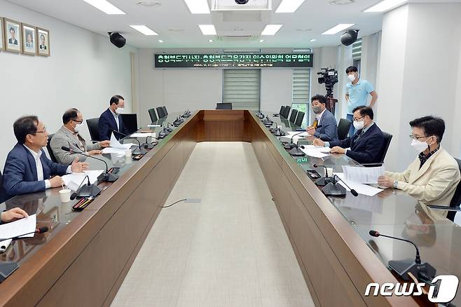 충북지사직 인수위원회와 충북교육감직 인수위원원회가 27일 지사직 인수위원회 사무실에서 간담회를 열어 업무협의를 하고 있다.(충북지사직인수위원회 제공).2022.6.27/© 뉴스1