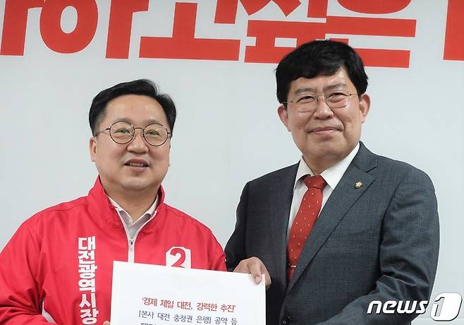 국민의힘 이장우 대전시장 당선인(왼쪽)과 윤창현 국회의원(비례). ©뉴스1