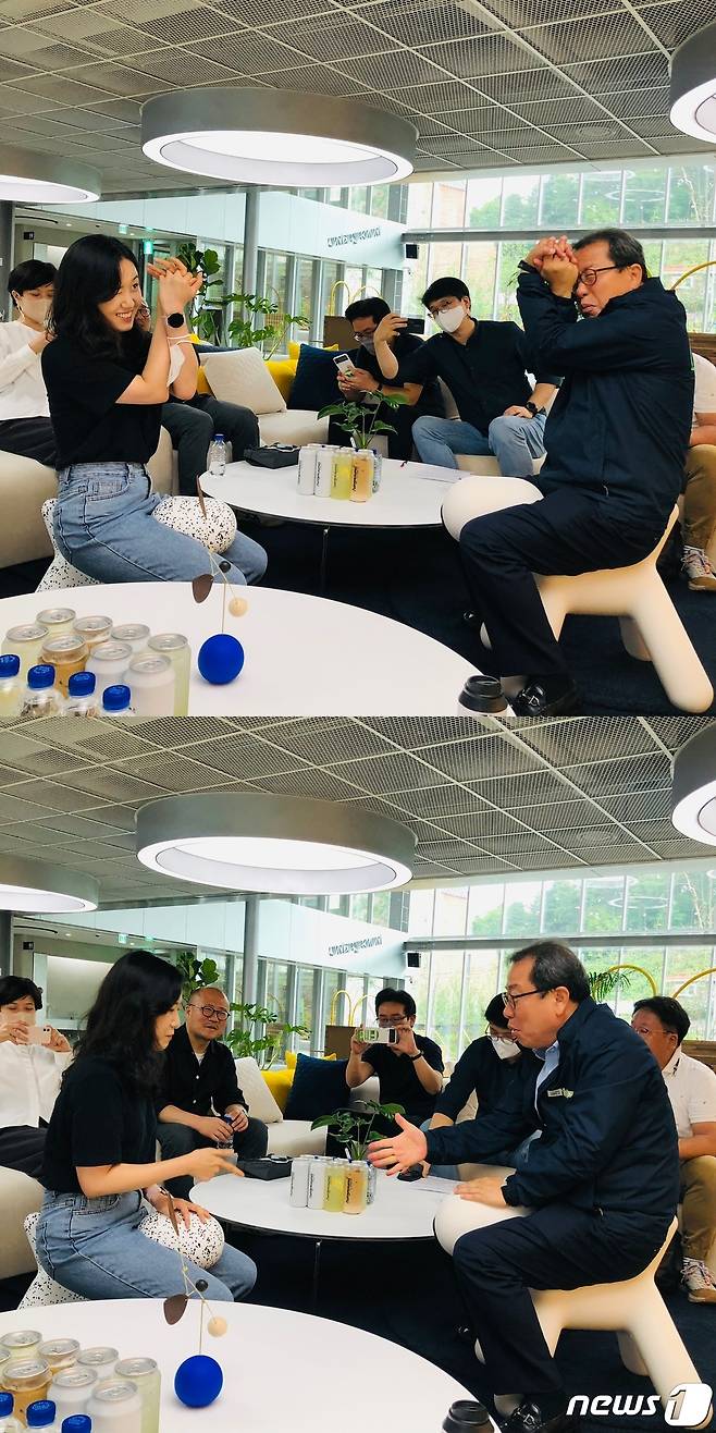 지난 26일 경기 남양주시 '펀그라운드 진접' 라운지에서 시민과 놀이를 하는 조광한 남양주시장(오른쪽) © 뉴스1