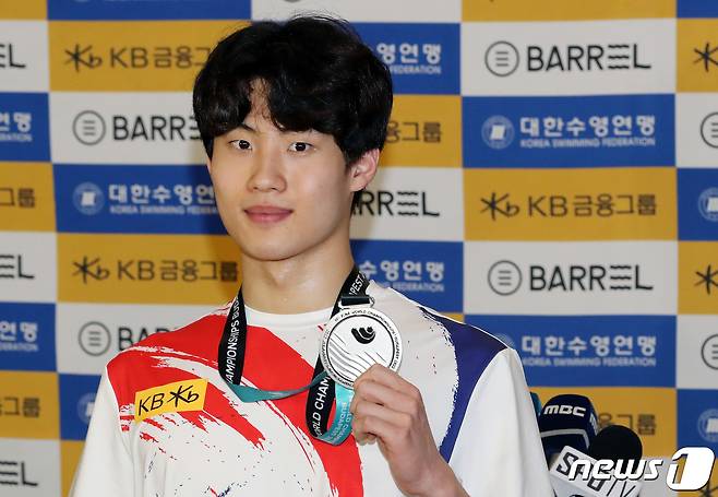 2022 국제수영연맹(FINA) 세계선수권대회 자유형 200m 은메달리스트 황선우가 27일 오후 인천국제공항 1터미널을 통해 귀국, 인터뷰를 마친 뒤 기념사진을 찍고 있다. 2022.6.27/뉴스1 © News1 이동해 기자