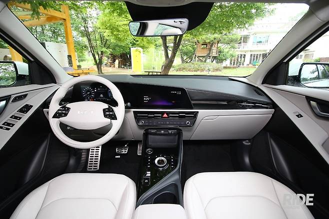 전기차에 이중접합 차음유리를 더해 정숙성에선 흠잡을 곳이 없다