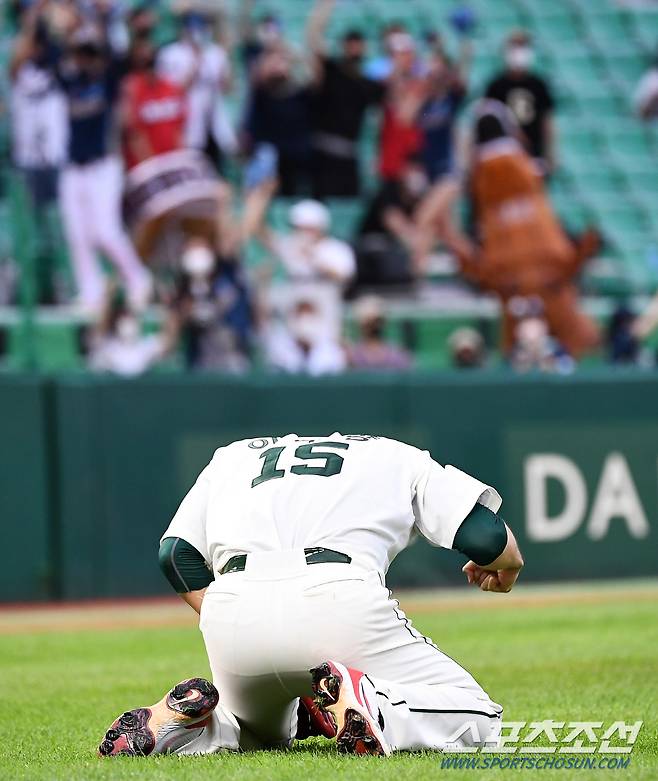 땅에 주먹을 내려치는 이태양 '강한 승부욕'