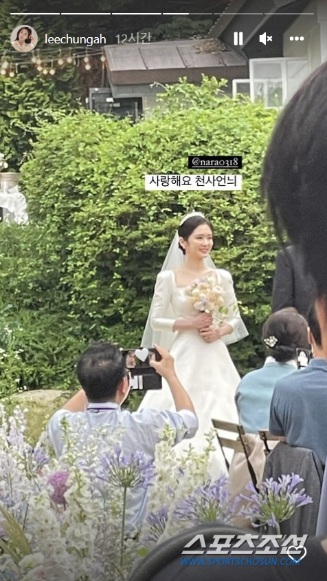 It was a marriage style with I Musici rather than glamorous.The guests can see how they have lived in the past. As Jang Na-ra, who has been a constant entertainment activity for many years, showed a warm heart, fellow seniors who have long been involved in the marriage ceremony.It was a beautiful June Bride. Mikado Silk Dress was a simple T-ara, creating an atmosphere like Europe Princess.Jang Na-ra signed a 100-year contract with the 6-year-old director of the film at 6 pm on the 26th.The marriage ceremony is an outdoor venue located in Naegok-dong, Seoul.The society and the celebration were performed by the best MC Park Kyung-rim and singer Lee Soo-young.I was willing to take a microphone on this day and sang my hit song Love Light.The groom is the director of filming for Drama VIP (2019); the two met in the work and developed into lovers.Actor Lee Sang-yoon and Lee Chung-ah, who co-starred in this Drama, attended as guests; Lee Chung-ah, who posted the photo on the day, said, I love you.Angel sister and blessed the couples new start.Meanwhile, Jang Na-ra announced marriage on the 3rd.I promised to be a companion of my life after two years of friendship with Friend who works in the video, he said. I have a relationship with a pretty Smile, a sincere and good heart, and a sincere attitude that does my whole heart.I am so happy to have a wonderful Friend and life together. I will live happily and happily. Jang Na-ra debuted as a singer in 2001, with a number of hits including Sweet Dream, Confessions, Im a Woman, and Winter Diary.In 2002, he won the MBC and KBS Song Awards.He has been active in the sitcom New Non-Stop (2001) Non-Stop4 (2004) Drama The Successful Girl of the Glad (2002) Wedding (2005) Beauty during the Wedding (2011) Confessions Couple (2017) Empress I Musici (2018-2019) and The Great Real Estate (2021).