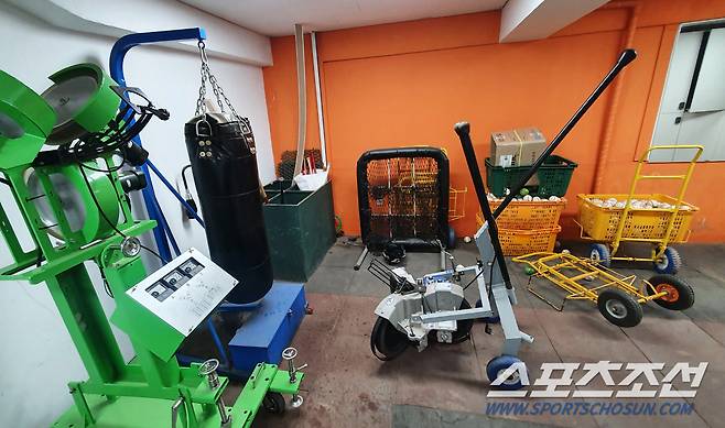 더그아웃 안쪽 복도에 놓인 샌드백.