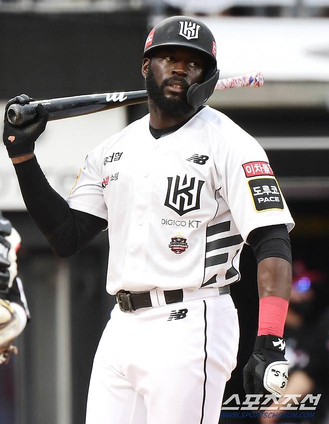 26일 수원 KT위즈파크에서 열린 LG 트윈스와 KT 위즈 경기. 3회말 2사 1루 알포드가 삼진 당한 후 아쉬워하고 있다. 수원=정재근 기자 cjg@sportschosun.com/2022.6.26/