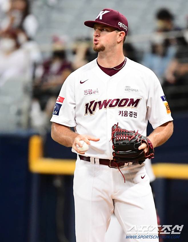 2022 KBO리그 키움히어로즈와 두산베어스의 경기가 15일 서울고척스카이돔에서 열렸다. 키움 선발투수 애플러가 두산 1회초 양석환에게 적시타를 내주고 있다.  고척=최문영 기자 deer@sportschosun.com