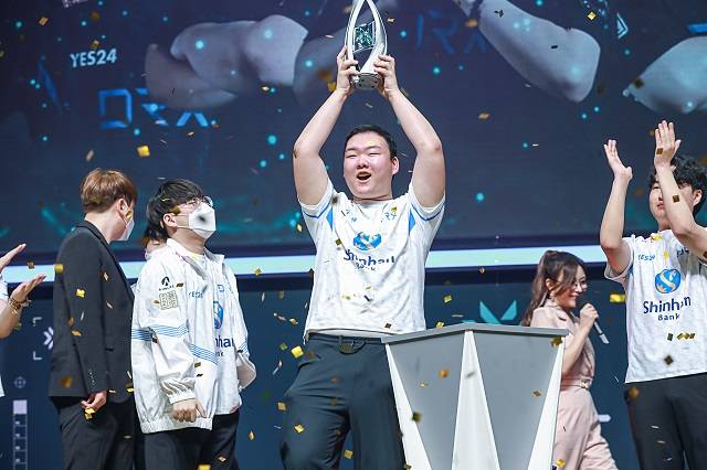 2022 발로란트 챌린저스 코리아 스프링 스테이지2에서 DRX가 무실 세트 우승을 달성했다. 사진은 결승전 MVP로 선정된 DRX ‘마코' 김명관 /라이엇게임즈 제공