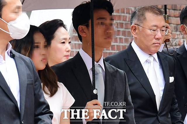 정의선 현대자동차그룹 회장(오른쪽)과 가족들이 27일 오전 서울 중구 정동교회에서 열린 장녀 정진희 씨의 결혼식에 참석하고 있다./임영무 기자