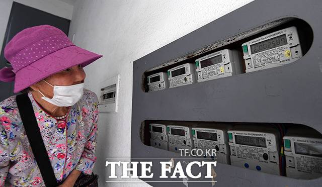 한전은 옿해 3분기 연료비 조정단가 조정 폭을 kWh당 5원으로 확정·발표했다. 경기도 수원시 장안구의 한 다세대 밀집 지역의 한 주민이 전기사용량을 확인하고 있다./수원=임영무 기자