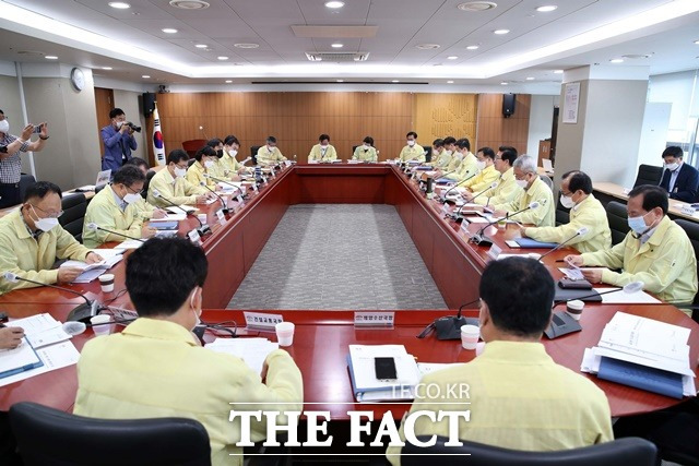 양승조 충남도지사가 27일 충남도청 중회의실에서 열린 실국원장회의에 참석해 모두발언하고 있다. / 충남도 제공