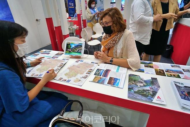 아라곤 관광청&nbsp;아나 아수아나 마리아씨가 관람객에게 아라곤 여행지에 대해 소개하고 있다.&nbsp;