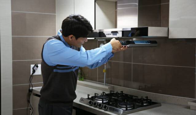 코웨이가 주방 후드 케어 서비스를 출시했다. (사진=코웨이)