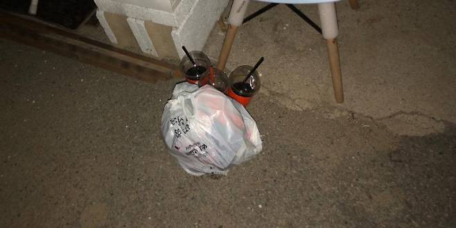 카니발 가족이 J 씨의 딸 집 앞에 버리고 간 쓰레기