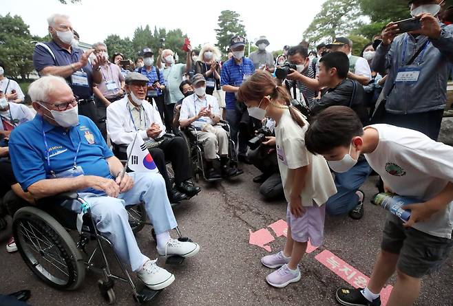 26일 오전 서울 종로구 청와대를 관람하던 어린이들이 한국전쟁 72주년을 맞아 국가보훈처 초청으로 한국을 찾은 국군과 유엔(UN)군 참전용사들에게 머리를 숙여 인사하고 있다. / 장련성 기자