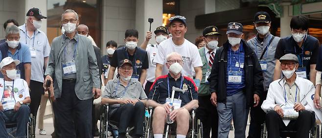 26일 오전 서울 종로구 청와대에서 한국전쟁 72주년을 맞아 국가보훈처 초청으로 한국을 찾은 국군, 유엔(UN)군 참전용사와 가족들이 본관을 나서고 있다. / 장련성 기자